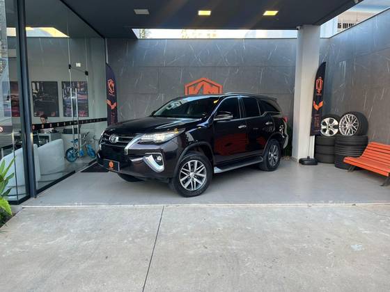 TOYOTA HILUX SW4 2.8 SRX 4X4 7 LUGARES 16V TURBO INTERCOOLER DIESEL 4P AUTOMÁTICO